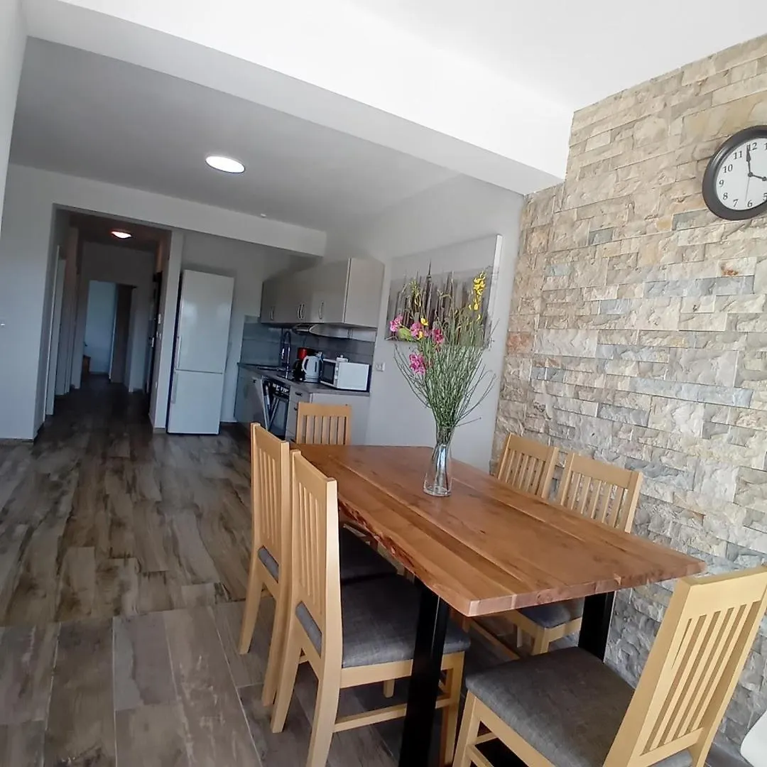 Apartments Ana 투라니