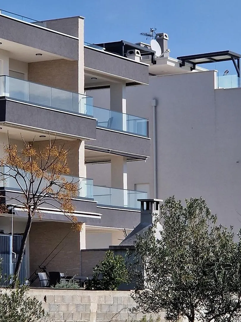 Apartments Ana 투라니