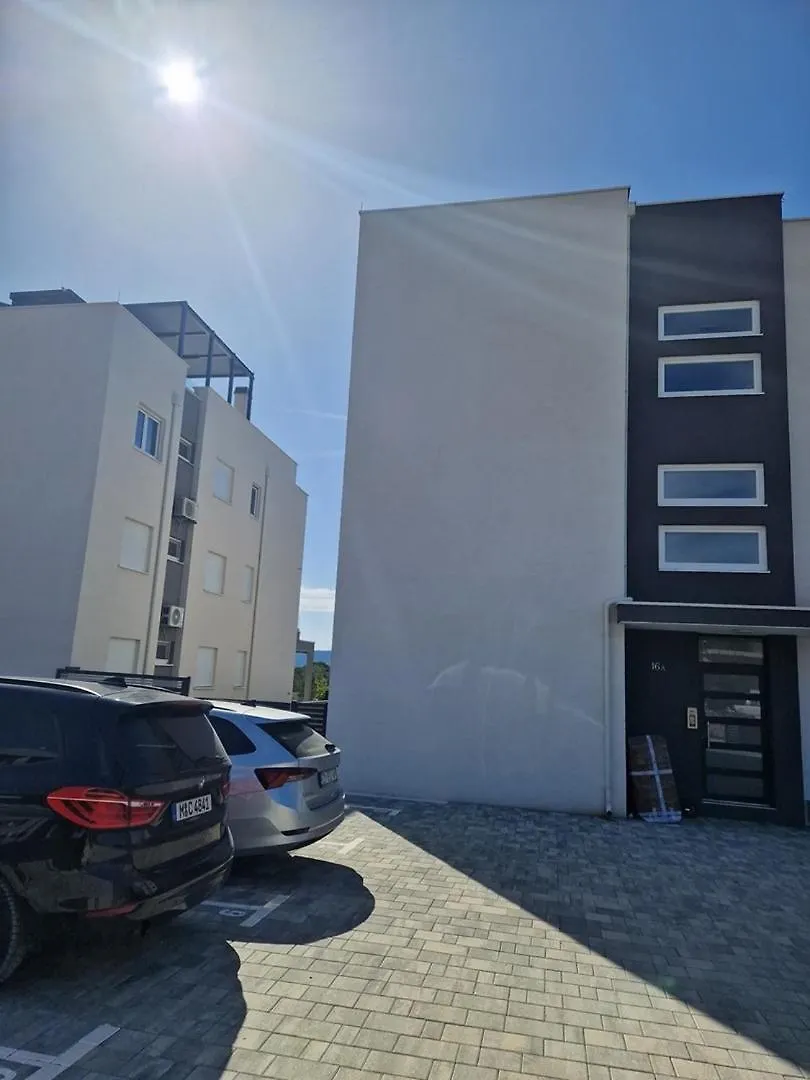Apartments Ana 투라니
